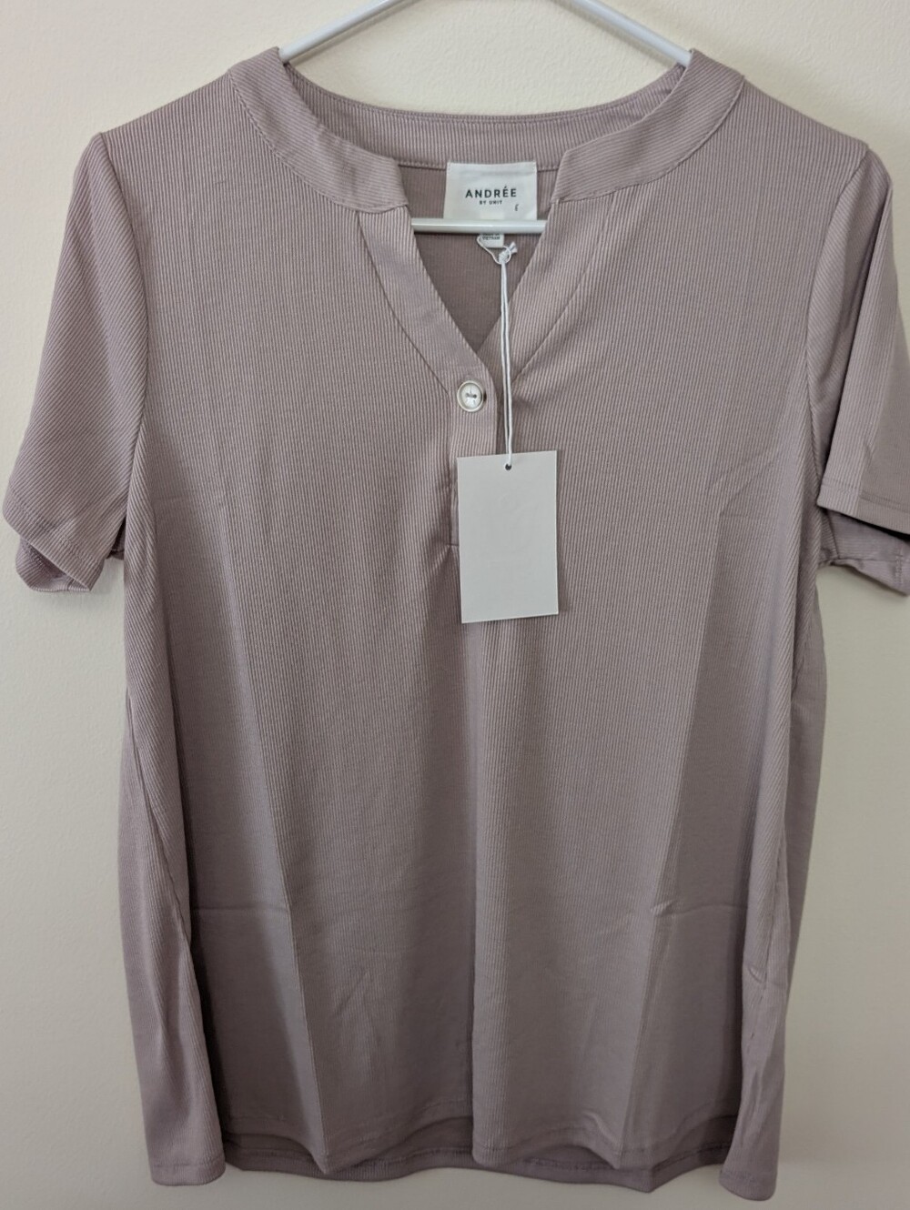 Andree by Unit Women's Pearl Gray Ribbed Notched V-Neck Short Sleeve Henley SML